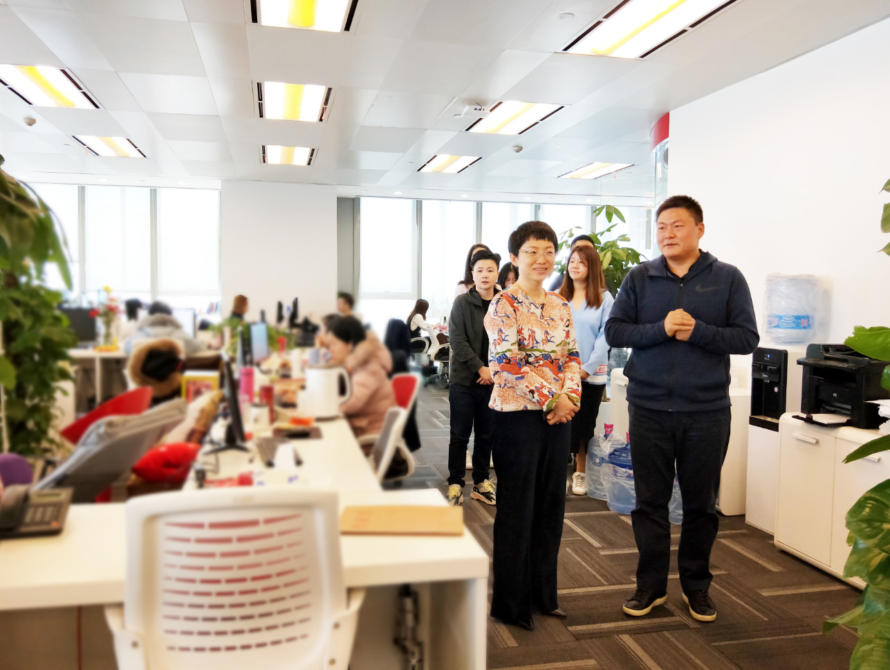 微博高级副总裁王雅娟一行莅临剧星传媒，共话品牌社会化营销创新契机